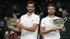 Mate Pavić i Nikola Mektić s trofejima