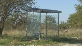 Netko je demolirao autobusne stanice odlijepivši s njih vizure Ravnih kotara