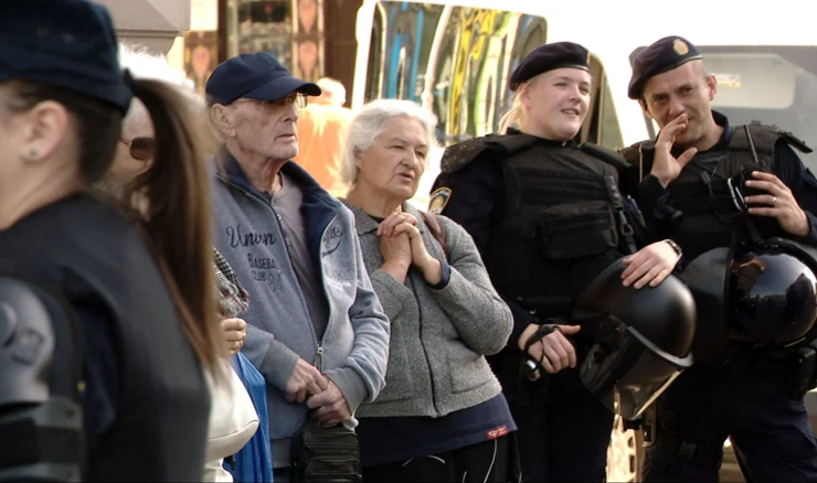 Na trgu molitelji, prosvjednici i interventna policija