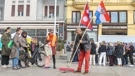 Performans umjetnika Siniše Labrovića: Zastave svih zemalja, ujedinite se 