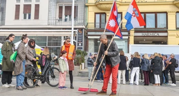 Performans umjetnika Siniše Labrovića: Zastave svih zemalja, ujedinite se 