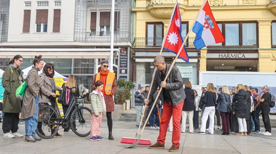 Performans umjetnika Siniše Labrovića: Zastave svih zemalja, ujedinite se 