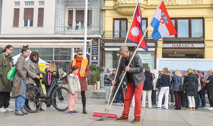Performans umjetnika Siniše Labrovića: Zastave svih zemalja, ujedinite se 