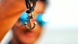 Mann mit Anker-Armband