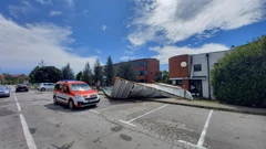 Vjetar odnio zapadnu stranu krova na sportskoj dvorani SŠ Tina Ujevića Kutina, Foto: Nikola Blažeković/HRT
