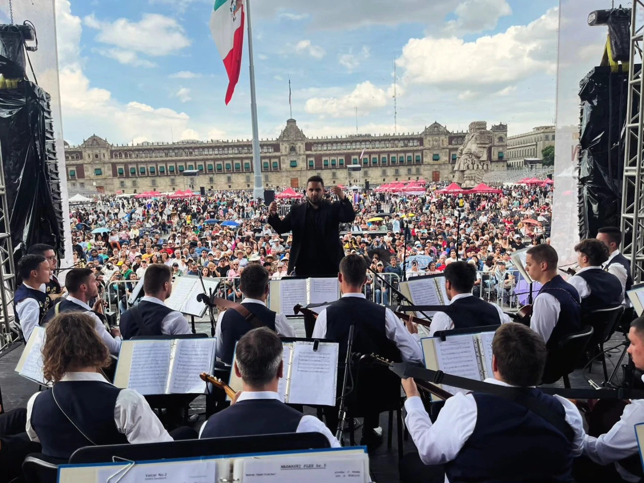 Članovi Velikog orkestra Tamburaške škole Bartolek u Meksiku