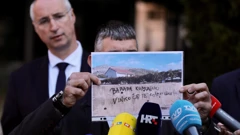 Puljak i Barada s fotografijom grafita koji ga je dočekao kraj kuće