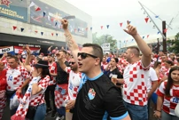 Hrvatski navijači pred De Kuipom, Foto: Ante Cizmic/CROPIX