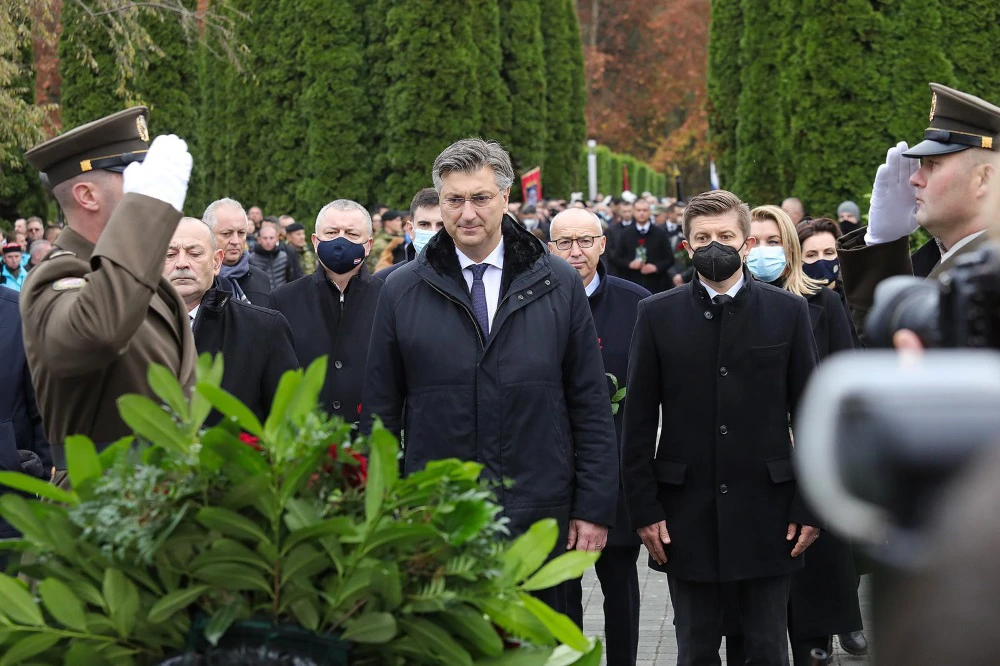 Andrej Plenković položio je vijenac na Memorijalnom groblju u Vukovaru, Foto: Dubravka Petric /PIXSELL