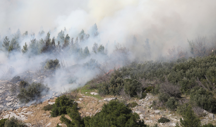 Lokaliziran požar na Velikom brdu iznad Makarske