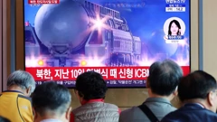 Ljudi u Južnoj Koreji gledaju vijest o lansiranju raketa