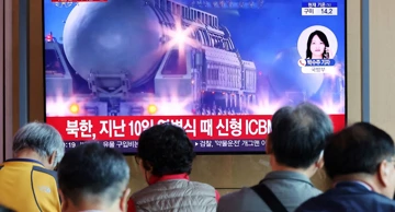 Ljudi u Južnoj Koreji gledaju vijest o lansiranju raketa
