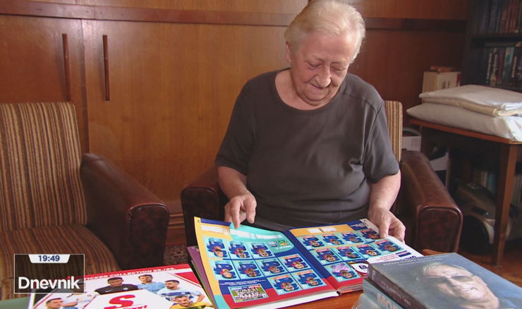 Gospođa Dunja popunjava svaki nogometni album