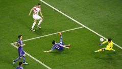 Shuichi Gonda i Ivan Perišić, Foto: Peter Cziborra/REUTERS