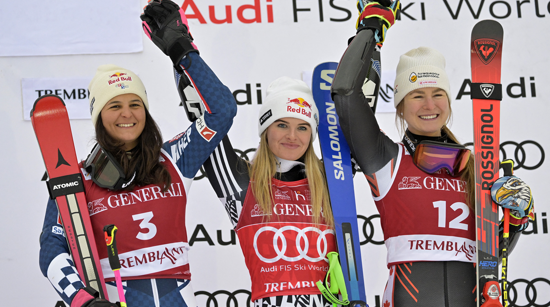 Zrinka Ljutić s Alice Robinson i Valerie Grenier na postolju