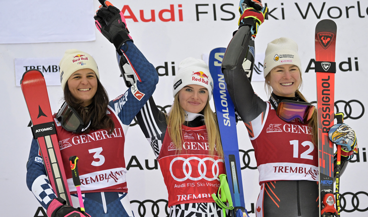 Zrinka Ljutić s Alice Robinson i Valerie Grenier na postolju