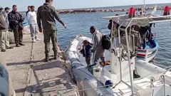 Tuniska nacionalna obalna straža pomaže migrantima da siđu sa spasilačkog broda 
