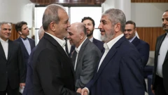 Iranski predsjednik Masud Pezeškian (lijevo). čelnik Hamasa u egzilu Haled Mešal (desno)