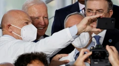 Član talijanskog medicinskog tima snima selfie s američkim predsjednikom Joeom Bidenom