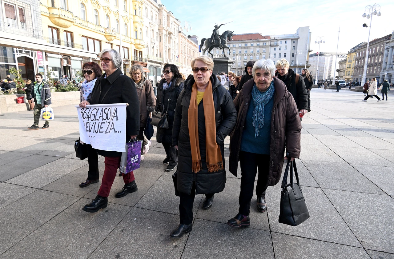 Prosvjed bivših radnica šibenske tvrtke Revija, Foto:  Marko Lukunic/PIXSELL
