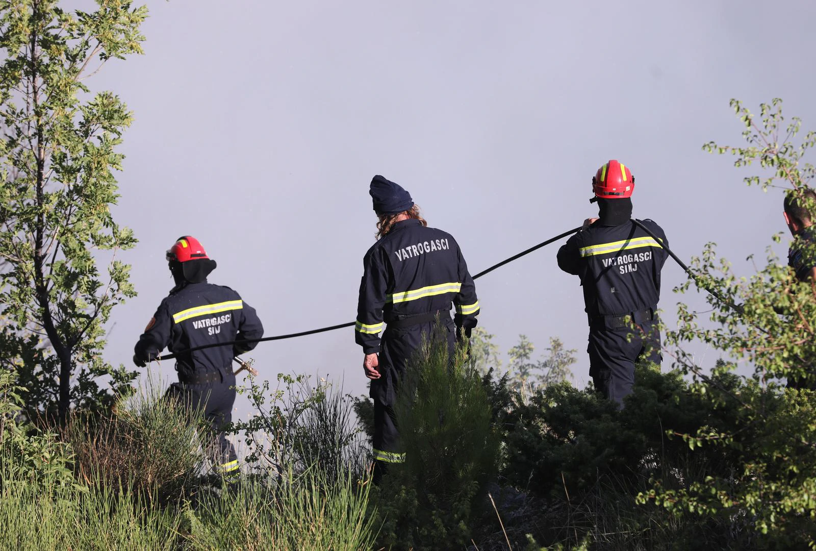 Požar između Solina i Klisa stavljen pod kontrolu, ali bura otežava gašenje