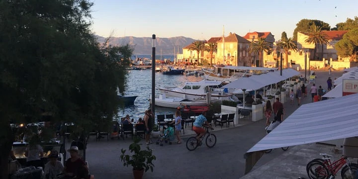 Sutivan, Foto: Pogled na sutivansku rivu s Kulom Marijanovića u suton (Foto:Tatjana Rau/Glas Hrvatske)/-