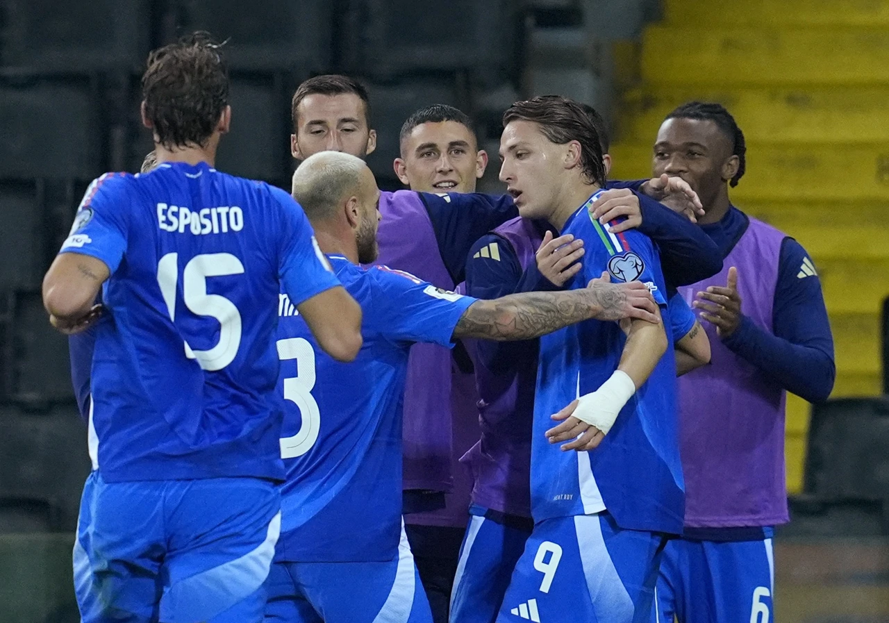 Mateo Retegui slavi sa suigračima 