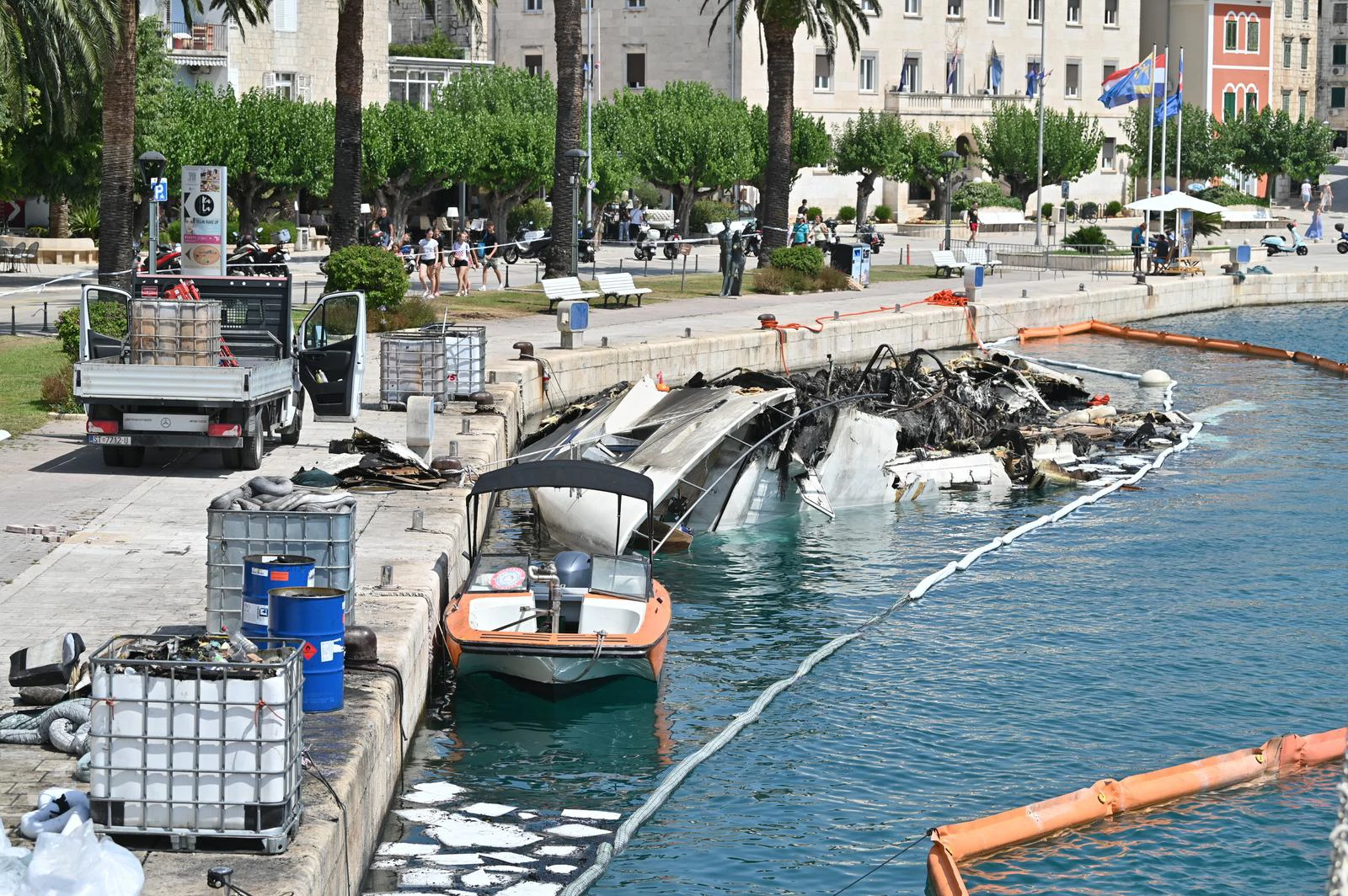 Makarska: Izdat nalog za uklanjanje olupine jahte, šteta tri milijuna eura