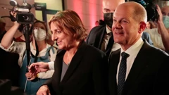 Kandidat SPD-a Olaf Scholz i njegova supruga Britta Ernst nakon prvih izlaznih anketa
