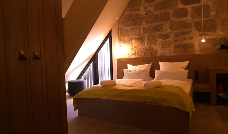 Spomenik i hotel