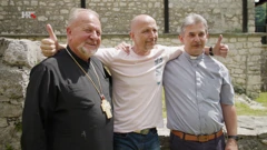 Aleksandar Stanković u društvu pravoslavnog i katoličkog svećenika