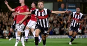 Grimsbyjev Charles Vernam slavi gol Unitedu 