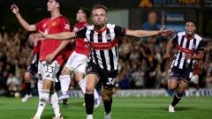 Grimsbyjev Charles Vernam slavi gol Unitedu 