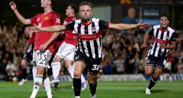 Grimsbyjev Charles Vernam slavi gol Unitedu 