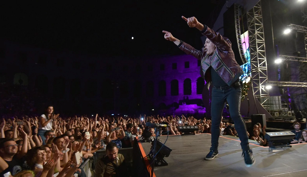  Koncert grupe Parni valjak u prepunoj pulskoj Areni 2016. 