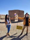 Silvana Cosulich y Vatroslav Herceg ante la Puerta del Sol en Tiwanaku, Foto: Carlos Rojas /-