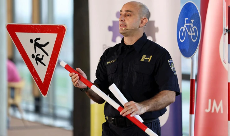 Pojačani policijski nadzor oko škola: Poštujte naše znakove, arhiva 