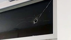 Rupa od metka u školskom prozoru