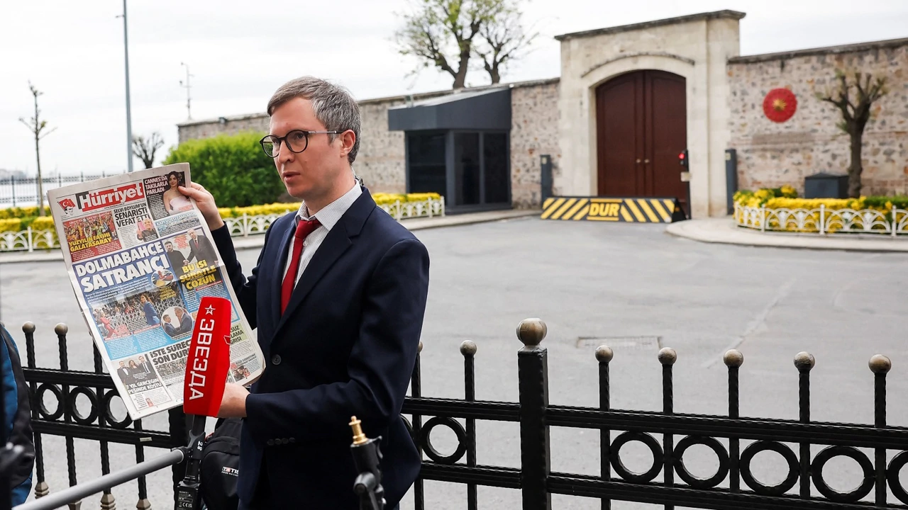 Novinar ruske Zvezde ispred predsjedničkog ureda u Istanbulu, Foto: Maxim Shemetov/Reuters