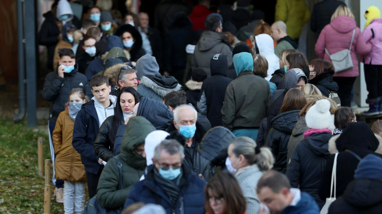  Zagreb: Gužve za testiranje na hripavac ispred HZJZ-a , Foto: Sanjin Strukic/PIXSELL