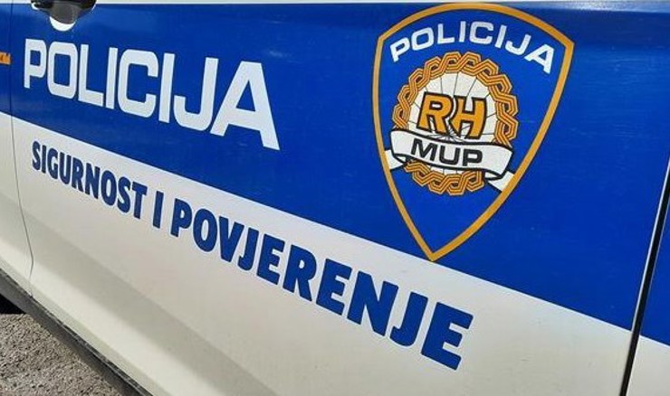 Kriomice mobitelom snimao nagu djecu