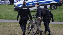 Njemačka policija s prosvjednikom