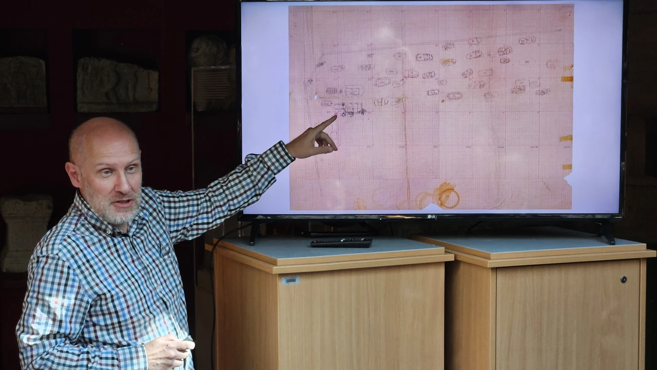 doc. dr. sc. Tomislav Fabijanić pokazuje originalan tlocrt starohrvatskog groblja u Dubravicama
